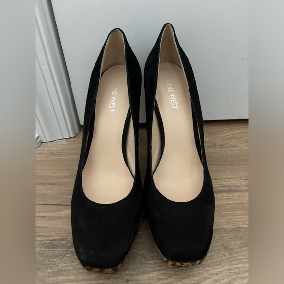 Women’s Shoe - Picture 1 of 4